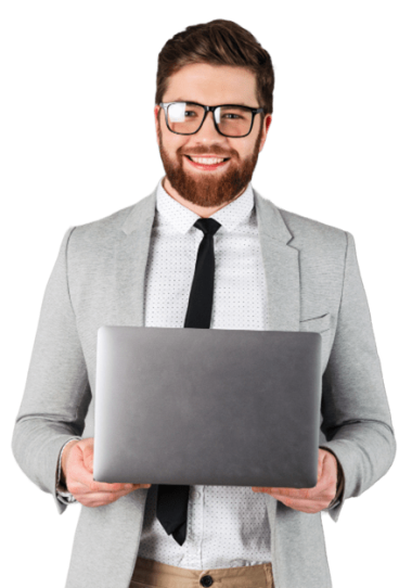 homem empresário segurando notebook de terno e sorrindo, consultor de marketing agencia everyday